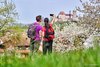 Wanderer mit Blick auf Colmberg