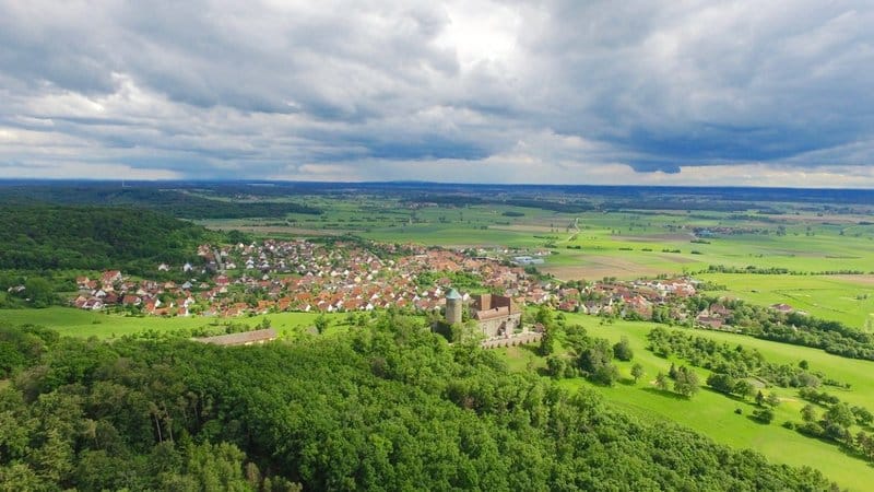 Luftbild des Ortes und der umliegenden Landschaft